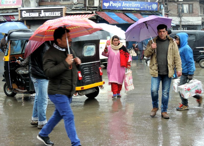 Rains disrupt normal life in Srinagar
