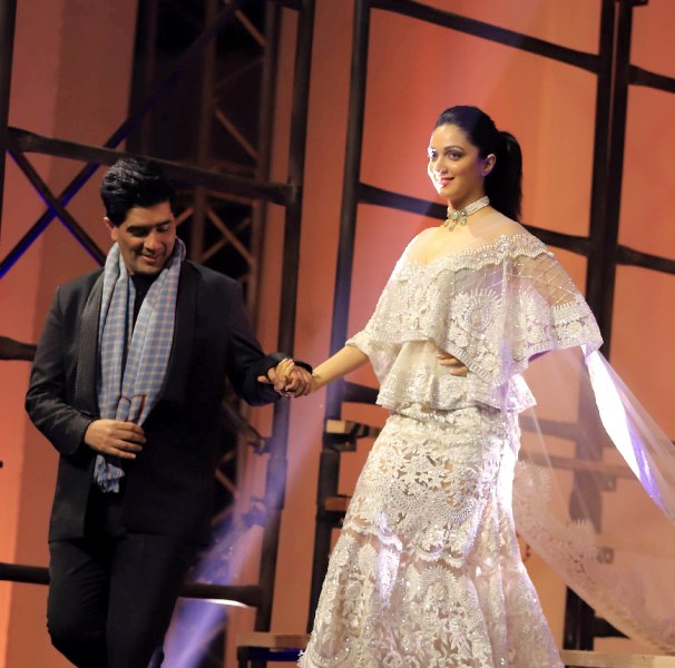 Kiara Advani, Manish Malhotra pose at Blenders Pride Fashion Tour 2019