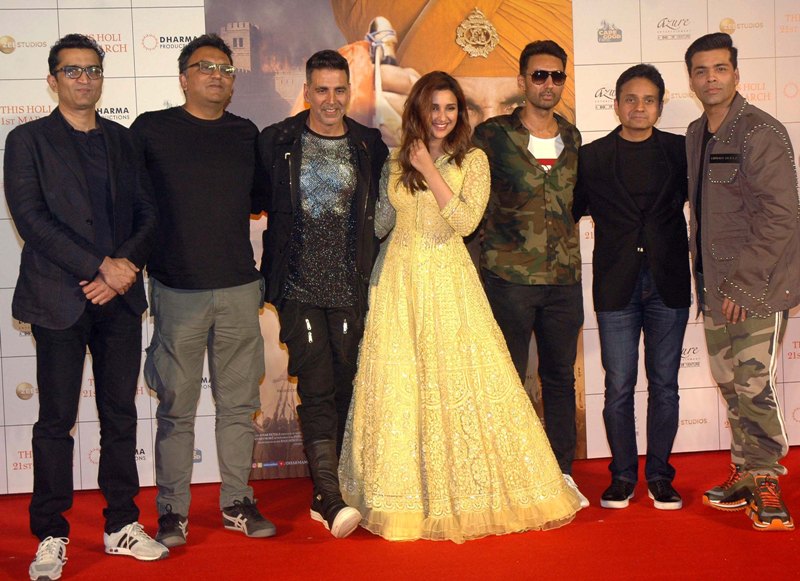 Akshay Kumar with Parineeti Chopra at Kesari's trailer launch 