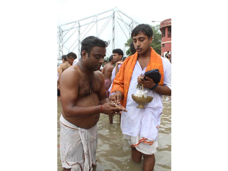 Mahalaya: Hindus pay tribute to their ancestors at the Hooghly river 