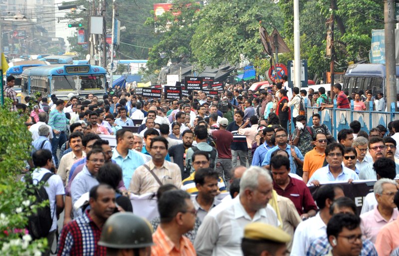 Artists, eminent personalities join doctors' protest over NRS issue in Kolkata