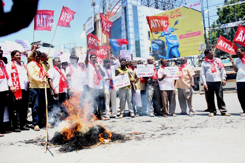 AITUC, AIYF activists protest against hike of traffic rules violation penalties