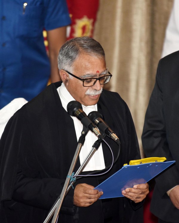 Nitish Kumar greets new Patna High Court Chief Justice Sanjay Karol