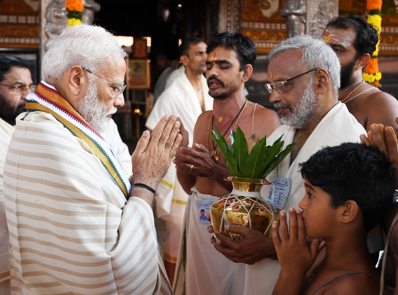 PM Modi visits Kerala, offers prayers at  Guruvayur Temple