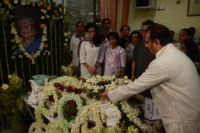 Kolkata: People bid final farewell to Nabaneeta Dev Sen