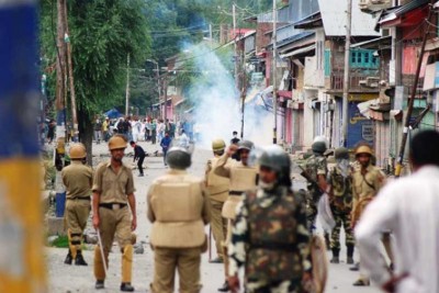 24 youths arrested in south Kashmir for stone pelting