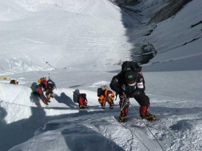 Nepal: Everest season kicks off with summit success