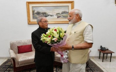 Ahead of swearing-in, Narendra Modi meets Pranab Mukherjee to seek blessings
