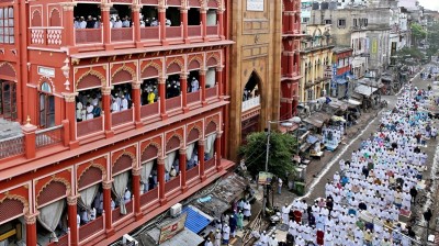 Muslims offer prayers on Eid outside a Kolkata mosque