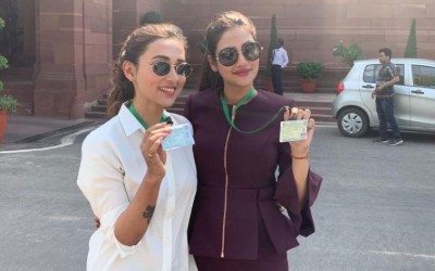 Unlike SP leader Shafiqur Rahman Barq, TMC MP Nusrat Jahan chants Vande Mataram while taking oath