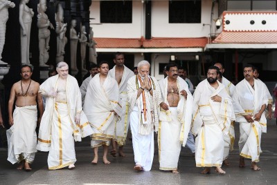 PM Modi visits Kerala, offers prayers at  Guruvayur Temple