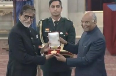 Amitabh Bachchan receives Dada Saheb Phalke Award from President Kovind