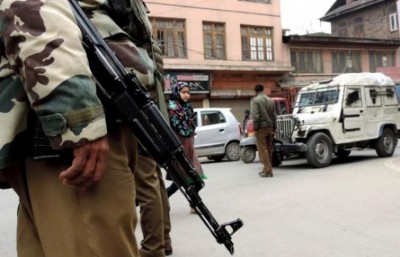 Tension prevails in Jammu and Kahsmir as several leaders put under house arrest, Cabinet to meet at Modi's residence today