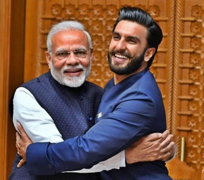 Ranveer Singh gives PM Modi a 'Jaadoo ki Jhappi'