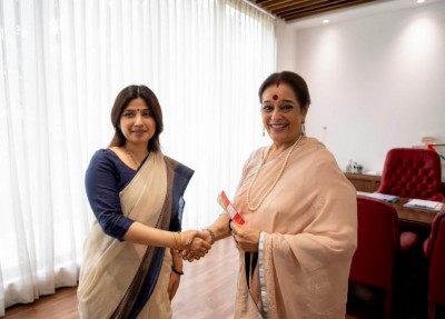 Samajwadi Party fields Shatrughan Sinha's wife Poonam from Lucknow seat against Rajnath Singh