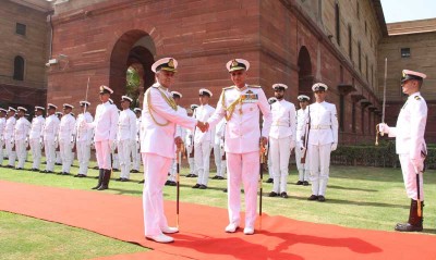 NEW DELHI, MAY 31 (UNI):- Outgoing Chief of the Naval Staff Admiral Sunil Lanba being seen off by Admiral Karambir Singh after the handing over taking over ceremony