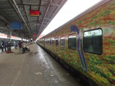 Armed men loot passengers in Duronto Express in Delhi