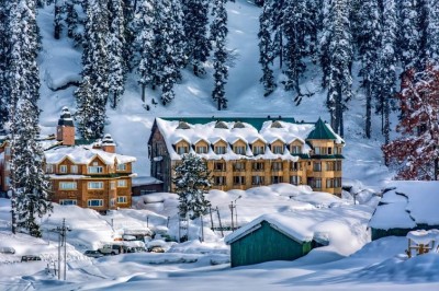 Heavy snowfall kills 10 people in 24 hrs in Kashmir, disrupts power supply