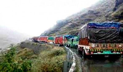 Partial traffic restored on Kashmir highway, way made only for stranded vehicles