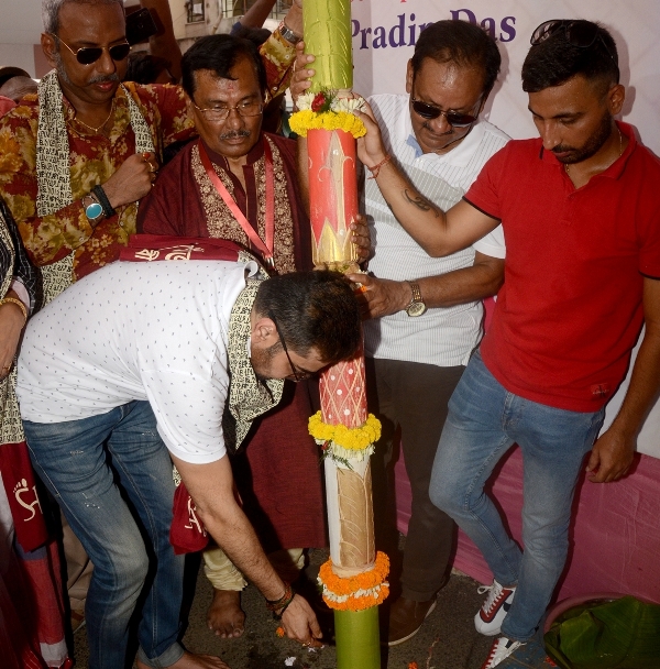 Prosenjit Chatterjee marks presence in Samaj Sebi Sangha's Khuti Pujo