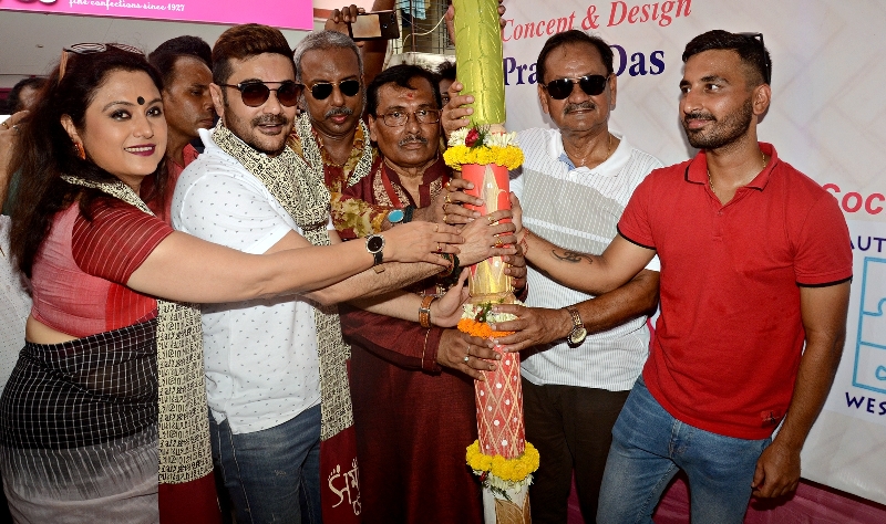 Prosenjit Chatterjee marks presence in Samaj Sebi Sangha's Khuti Pujo