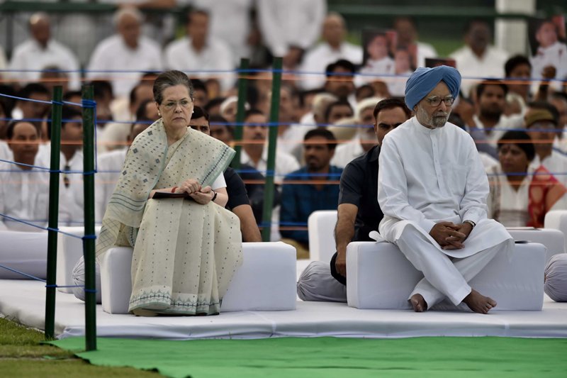 Rahul, Priyanka pay homage to Rajiv Gandhi