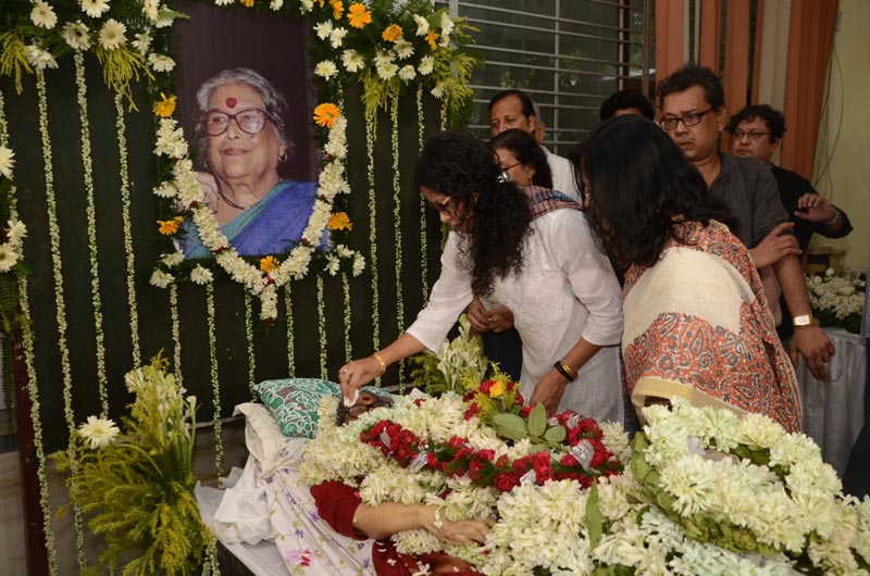 Kolkata: People bid final farewell to Nabaneeta Dev Sen