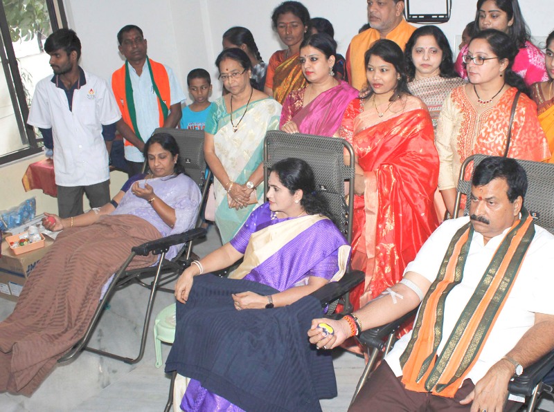 India soaks in Christmas festivities 