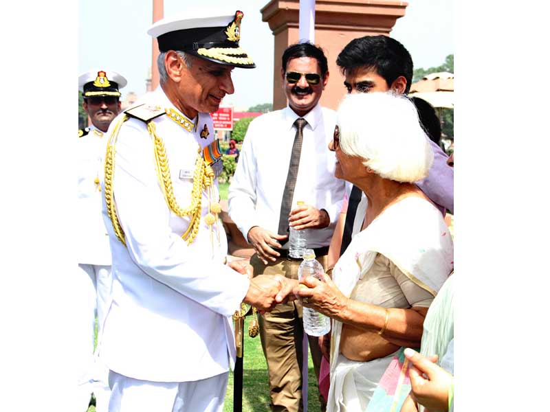 NEW DELHI, MAY 31 (UNI):- Outgoing Chief of the Naval Staff Admiral Sunil Lanba being seen off by Admiral Karambir Singh after the handing over taking over ceremony