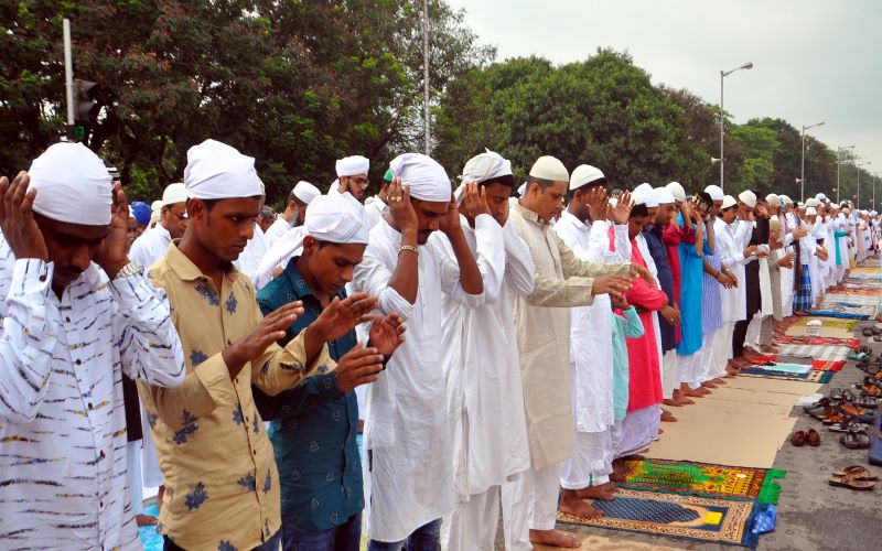 Muslims offer Namaz on Eid in Kolkata