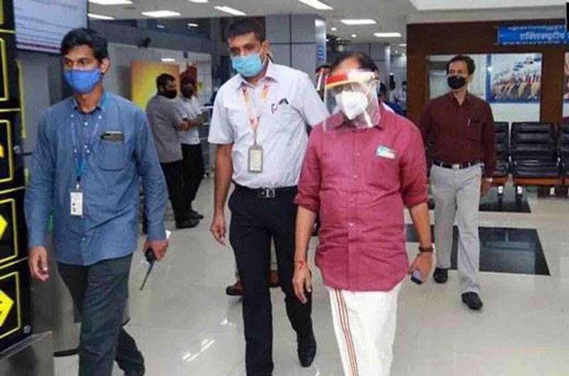 Union Minister of State for External Affairs V Muraleedharan inspecting Kozhikode air crash site