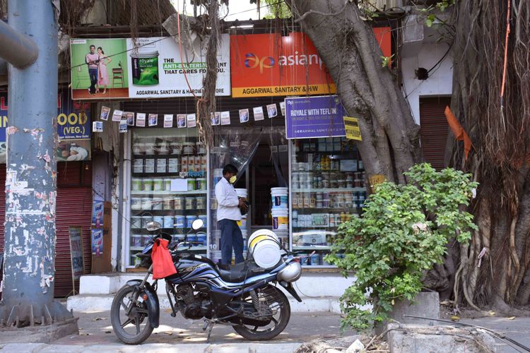 Paint shop opens amid anti-Covid lockdown