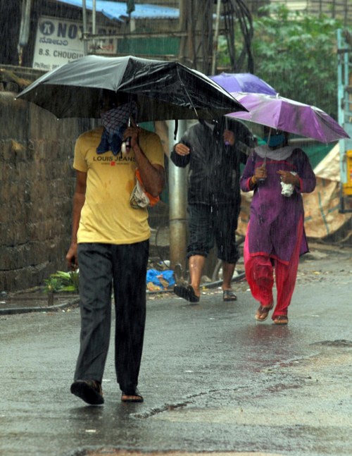 Heavy rain due to cyclone Nisarga in Balagavi