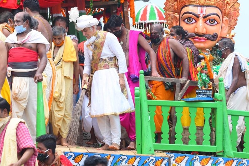 Puri Gajapati Dibya Singh Dev performs Cherapahanra