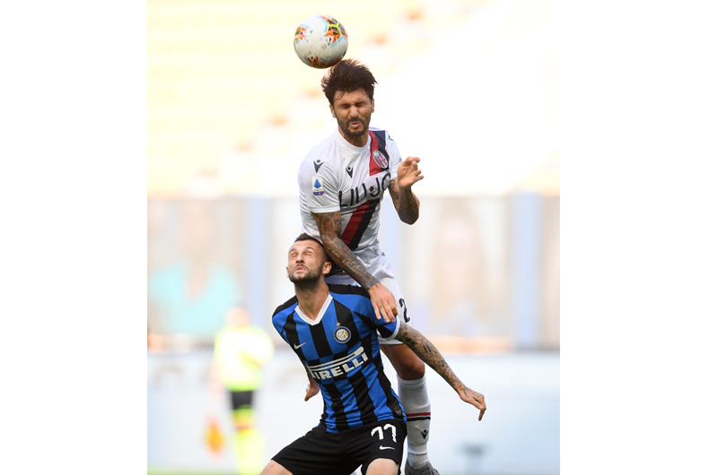 Bolognas Roberto Soriano vies with FC Inters Marcelo Brozovic
