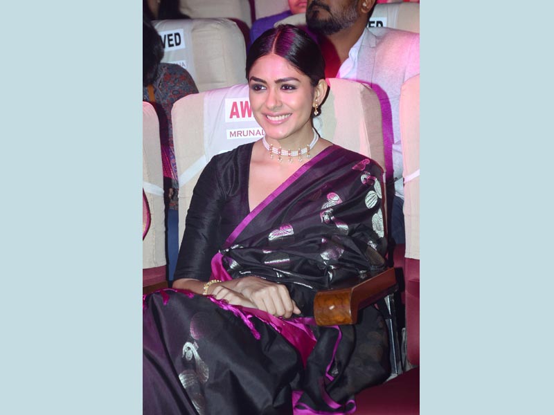 A galaxy of stars turn up at the Kalakar Awards 2020