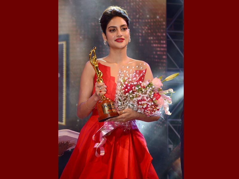 A galaxy of stars turn up at the Kalakar Awards 2020