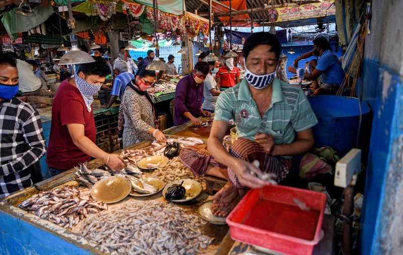 Kolkata in Lockdown: Deserted streets of downtown area and people in markets