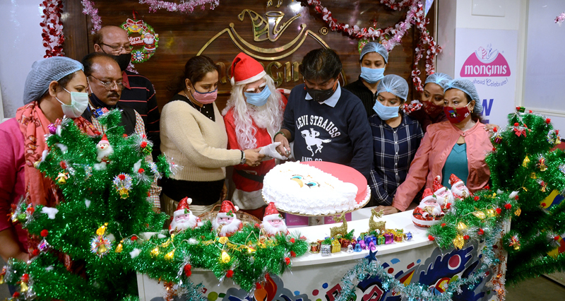 Bakery house makes 90,000 Santa Cake for Christmas