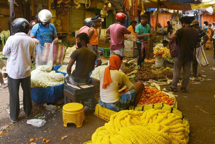 People takes bath in Ganges to beat Kolkata's heat