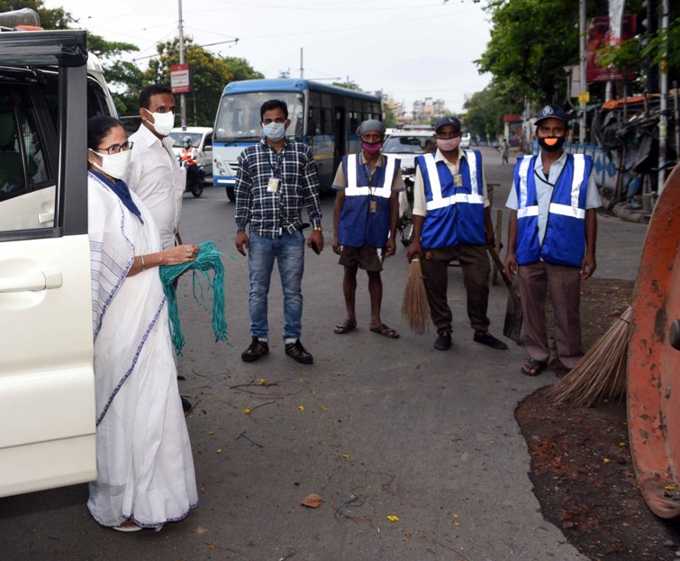 Mamata Banerjee supervises implementation of lockdown in Kolkata
