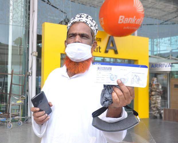 Migrant workers arrive at Lucknow in special flight arranged by Amitabh Bachchan