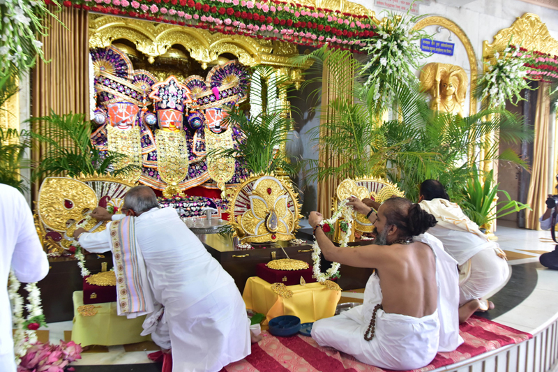 Priest performs puja at Ahmedabad Jagannath temple