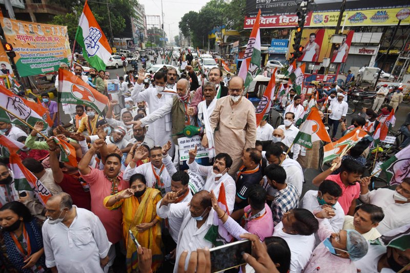 Congress protests against fuel price hike in Patna