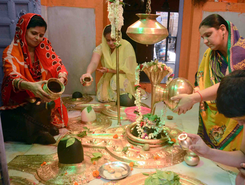Special worship of Lord Shiva in Varanasi on the first Monday of Shravan