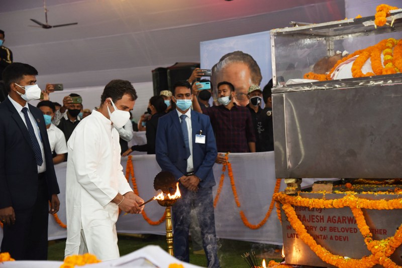 Rahul Gandhi pays homage to late Tarun Gogoi