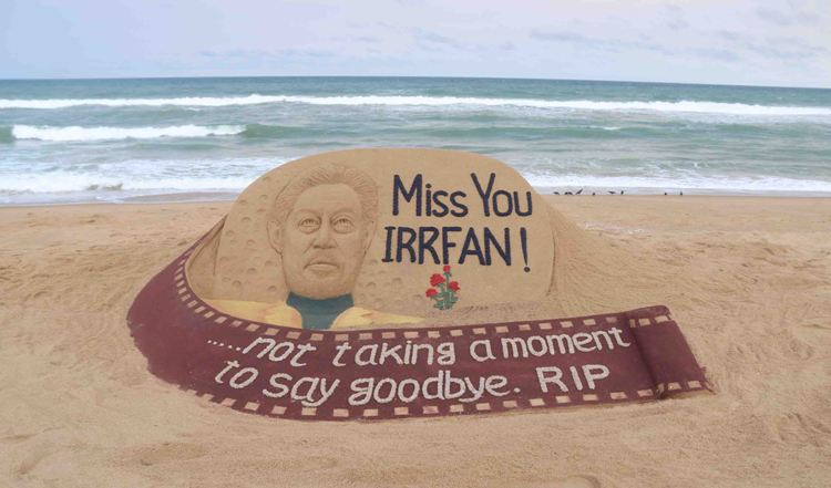 Sand artist Sudarsan Pattnaik pays tribute to late Bollywood actor Irrfan Khan