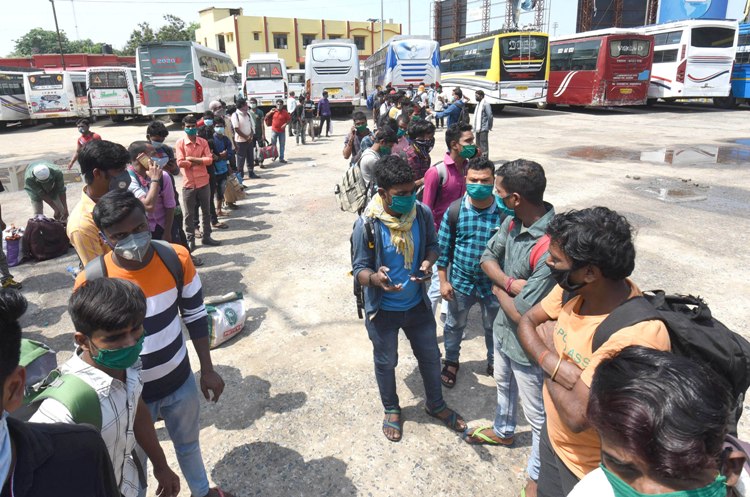 Migrants from Tamil Nadu boarding buses amid lockdown