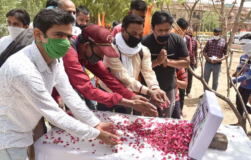 Hindu Jagaran Manch pays floral tributes to Ladakh martyrs