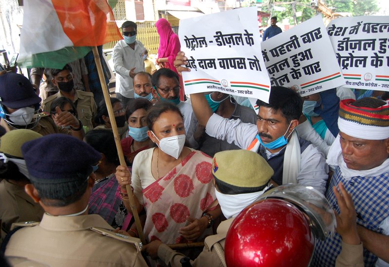 Congress protests against fuel price hike in Lucknow